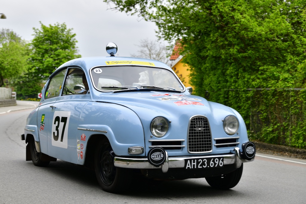 Flere af de nyere deltagere i pålidelighedsrally kører i rigtig gamle biler. Blandt dem er Kenneth Welm og Oscar Welm, der stiller op i denne SAAB 96 De Luxe fra 1962.
(Foto: Michael Eisenberg)